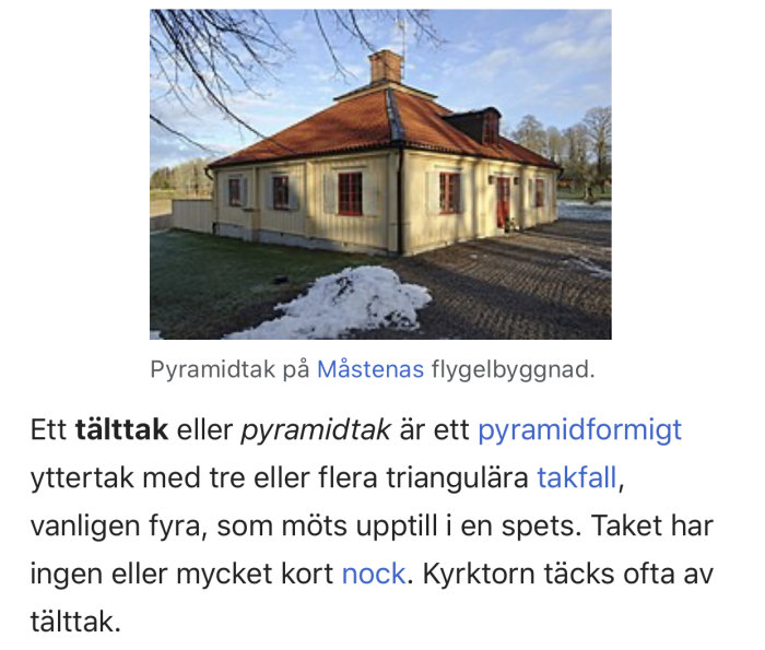 Pyramidtak på Mästenas flygelbyggnad med kort nock och triangulära takfall.