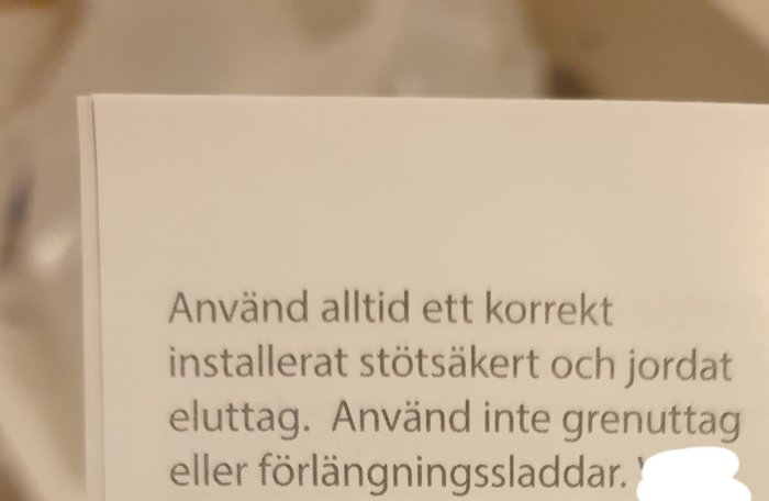 Närbild av instruktioner i en manual som varnar för att inte använda grenuttag eller förlängningssladdar med en avfuktare.