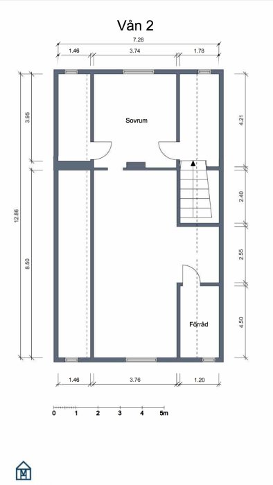 Ritning av andra våningen i ett hus med måttangivelser, sovrum och förråd markerade.