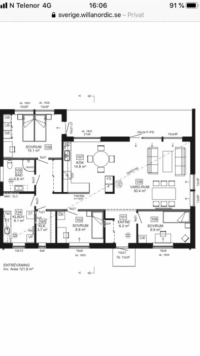 Arkitektritning av fritidshus planlösning med separata sovrum, integrerat kök och vardagsrum, samt groventré.