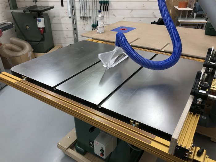 Renoverat bordsågsbord med slät yta och en excenterslip med scotch brite.