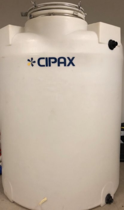 En vit plasttank märkt CIPAX, 180 cm i bredd, utan synlig materialstämpel.