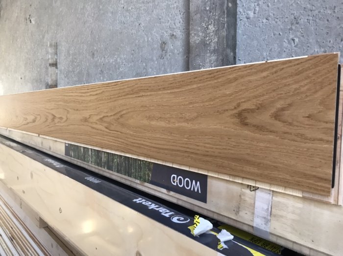 1-stavs ekparkett från Tarkett på en stapel byggmaterial.
