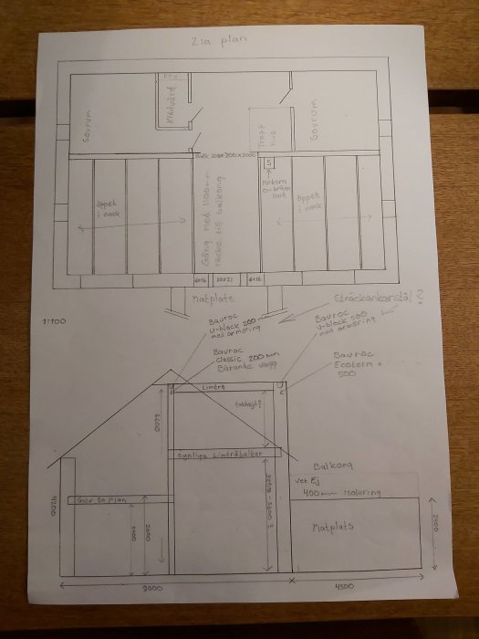 Handritad byggskiss med mått för väggar, isolering och planlösning för ett hus.