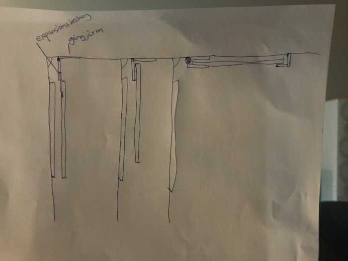 Handritad skiss av en ramspänd projektorduk med expansionsbeslag och gångjärn för montering i tak.
