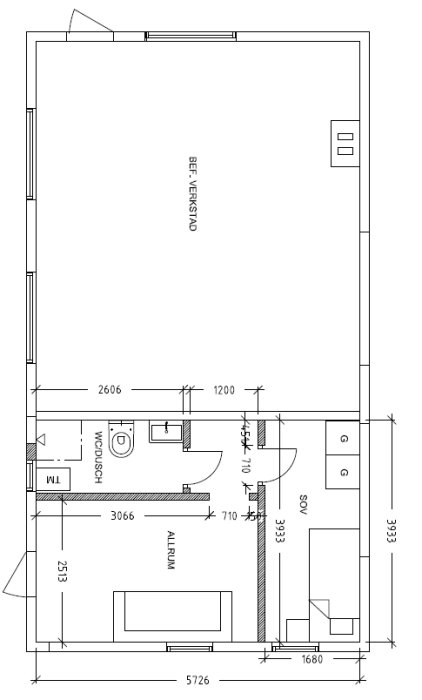 Planskiss av ett garage ombyggt till gäststuga med måttangivelser, inklusive badrum, kök och vardagsrum.