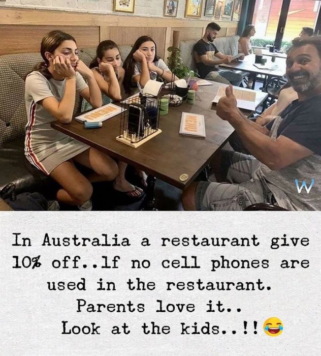 Förälder ger tummen upp medan tre uttråkade ungdomar sitter med ansiktet i händerna vid restaurangbord utan mobiltelefoner.