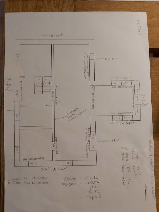 Handritad skiss av husplan med mått och noteringar om isolervärden och material.