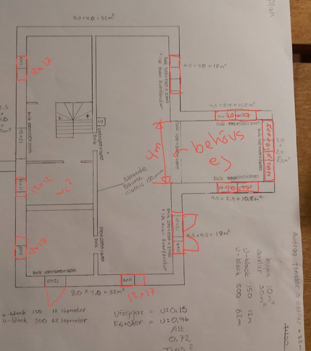 Ritad planlösning för ett hus med handskrivna kommentarer som föreslår ändringar och möblering.