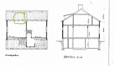 Arkitektritningar av en byggnad med planvy och sektionsvy, markerade mått och utrymmen.