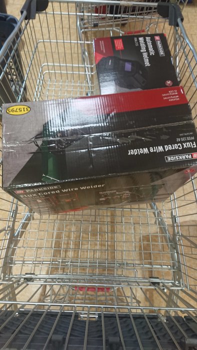 En svetstråd trådlös svets i en shoppingvagn, redo att smugglas in i garaget.