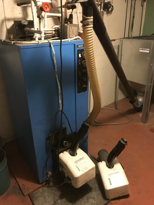 Pelletsbrännare och veckoförråd med skruvinstallation till salu i ett pannrum.
