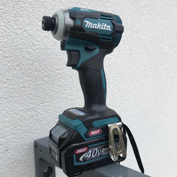 Ny Makita sladdlös borrskruvdragare med 40V max XGT-batteri mot vit vägg.