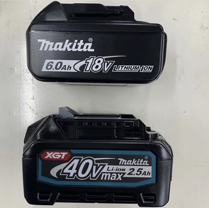 Två Makita batterier, ett 18V 6.0Ah och ett 40V 2.5Ah, ovanpå varandra.