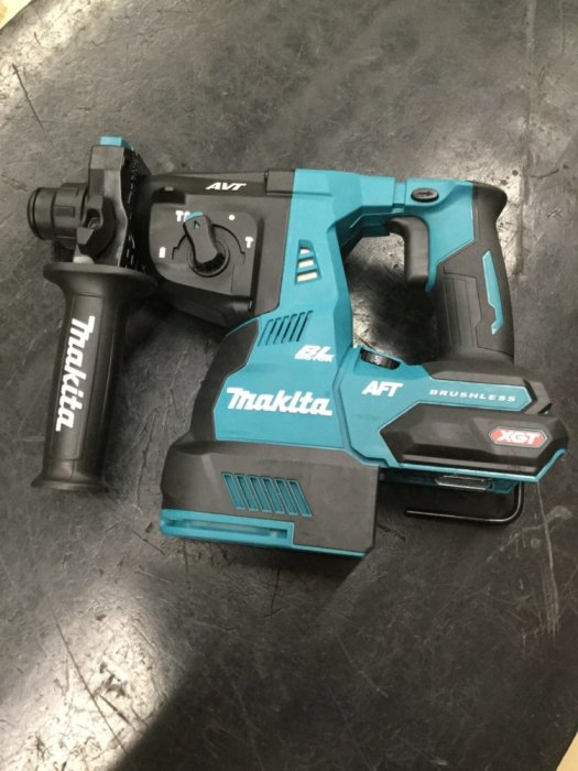 Ny Makita 40V borrhammare med AVT och borstlös motor på svart bakgrund.