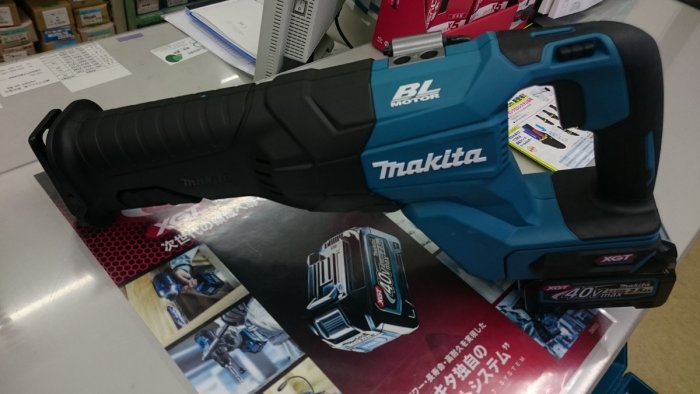 Makita elektriskt verktyg med BL Motor, 40V batteri och förpackning på disk.