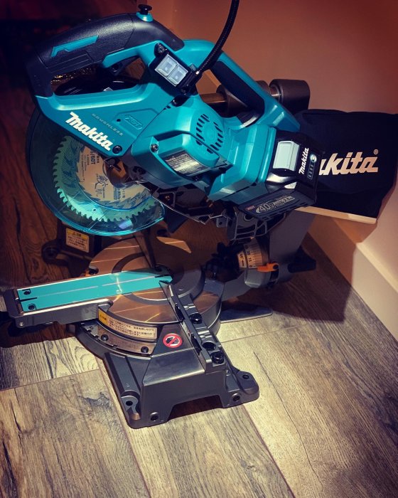 Makita 40v batteridriven kapsåg på ett golv.