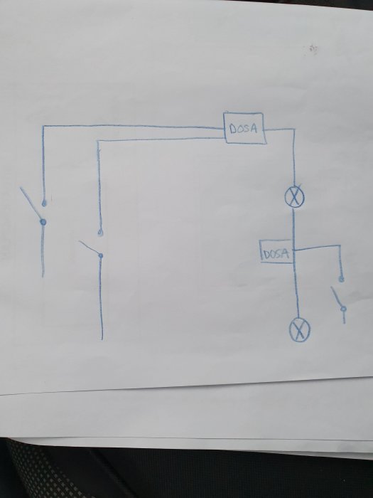 Handritad skiss av elinstallationer i ett rum med markerade strömbrytare och dosor samt kopplingsschema för en lampa.