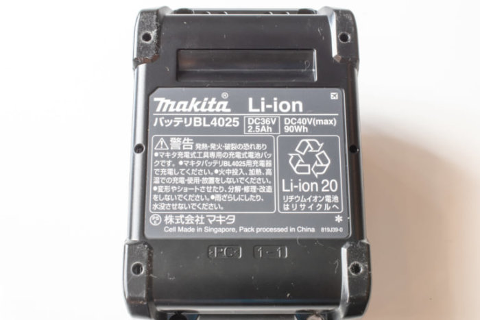 Makita Li-ion batteripaket BL4025, 36V/40V max, 2.5Ah, 90Wh, med japansk text, återvinningsmärke, tillverkat i Singapore.