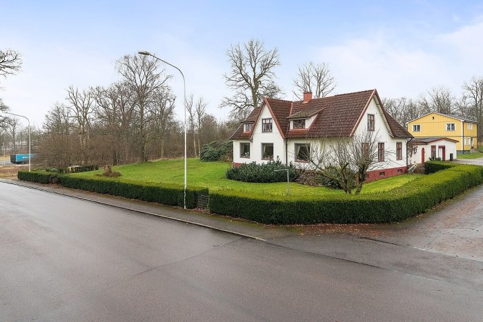 Vit tegelvilla med rött tak på cirka 200m² och angränsande garage på 130m².