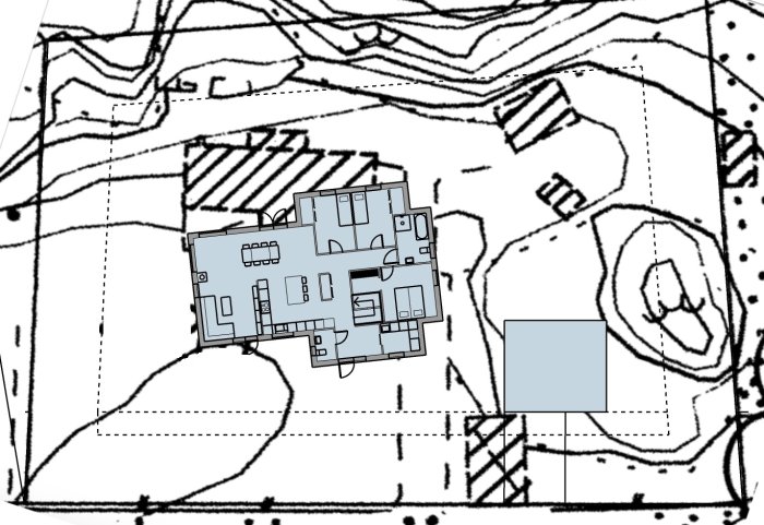 Planritning över enplanshus placerad på karta med höjdkurvor för optimering av kvällsljus.