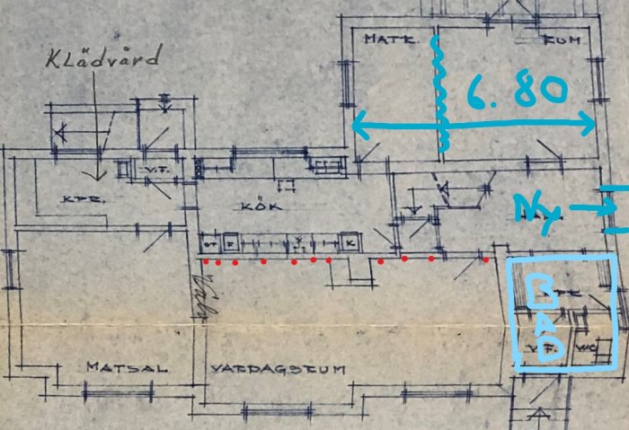 Handritad planritning av hus med markerade bärande punkter, planerad entre och möjliga ombyggnadsområden.