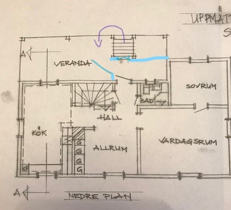 Handritad planritning av enplanshus med föreslagen utbyggnad markerad i hallen.