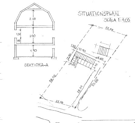 Ritningar med mått för en hussektion och situationsskiss med sluttande tomt och inredd vind.