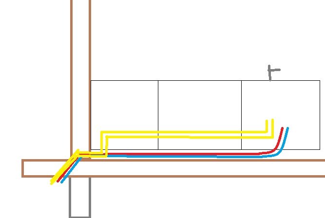 Skiss över köksrenovering visar gamla kopparrör i gult och nya RiR pex-rör i rött och blått under skåp och längs vägg.