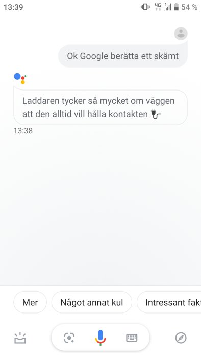 Skärmdump av mobil med texten "Ok Google berätta ett skämt" och skämtsvaret nedanför.