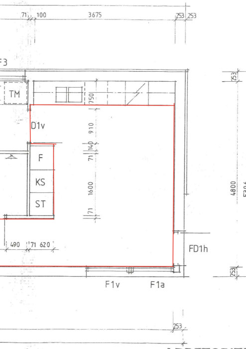 Arkitektonisk ritning av ett kök som visar placeringen av köksö, kylfrys och andra enheter med måttangivelser.