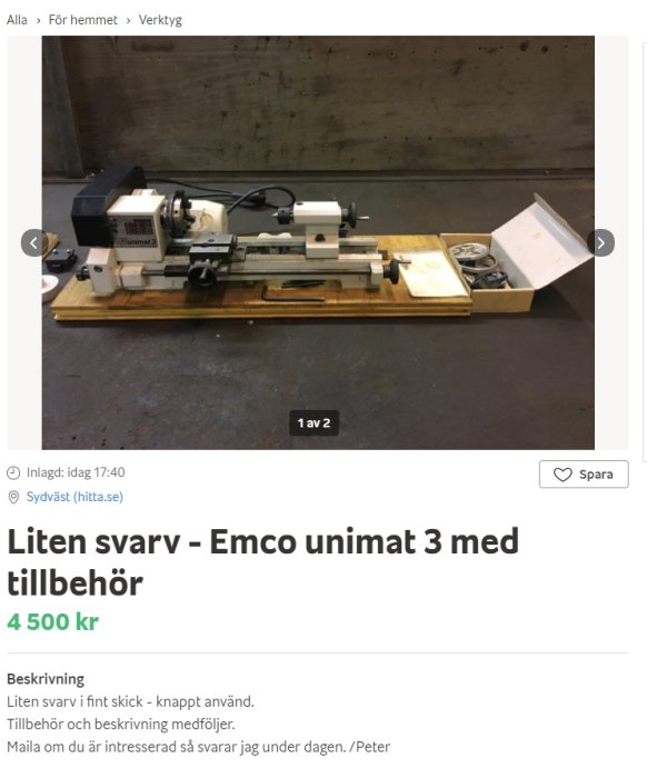 En liten svarv, Emco unimat 3, med tillbehör uppställd på ett träbord i en verkstad.