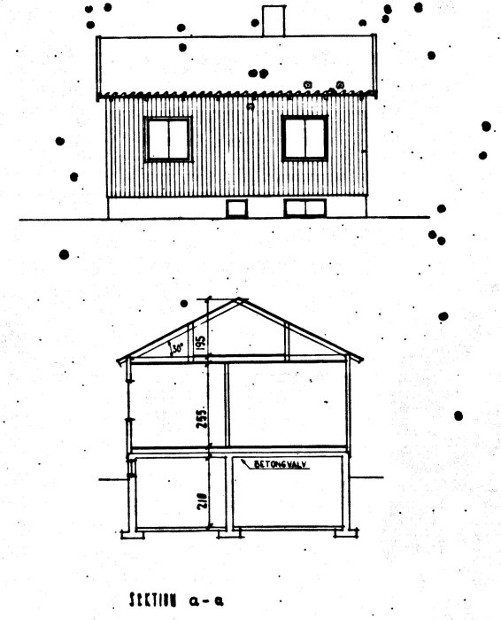 Ritningar av en byggnad: en fasadvy och en sektionsvy med måttangivelser.