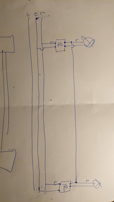 Handritat schema för parallellkoppling av rörelsesensorer och lampor för belysning vid uppfart och husdörr.