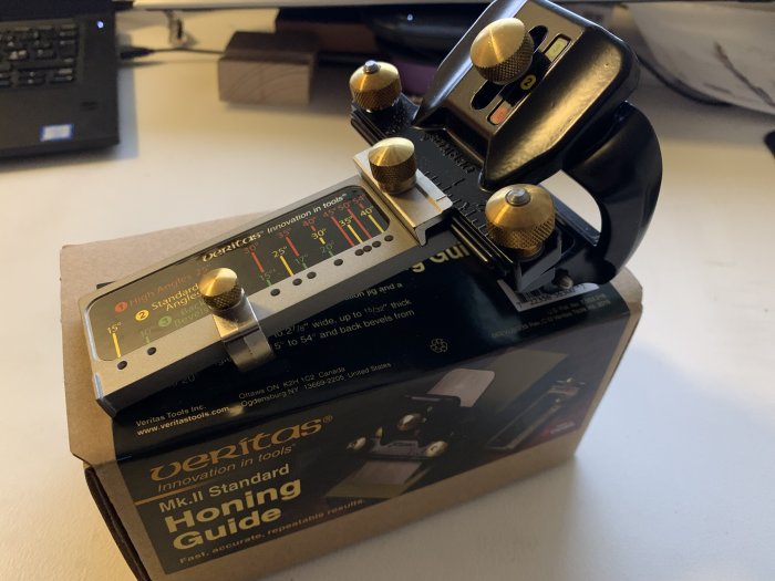 Veritas Mk II Standard honing guide oanvänd på sin förpackning.