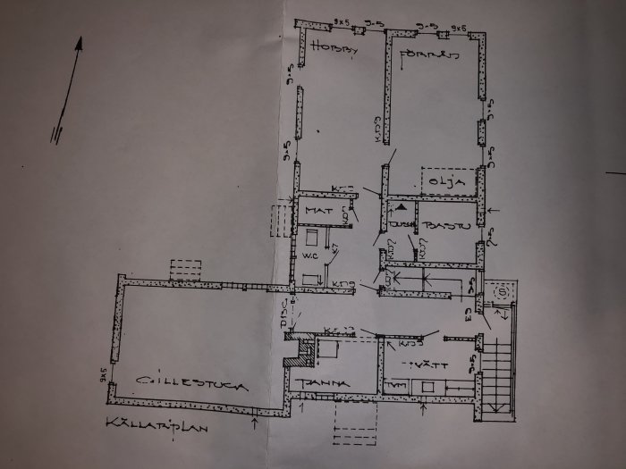 Handritad ritning av en husplan från 1968 med markerad vägg mellan hall och matplats.