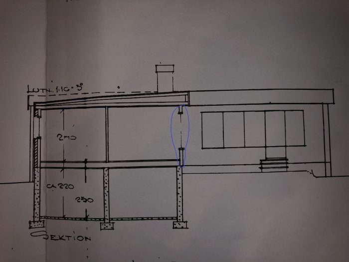 Ritning av ett hus med markerad väggsektion där det finns en potentiellt avbärande konstruktion under utredning.