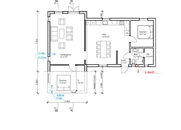 Ritning av en våningsplan med mått och rum benämnda, inklusive vardagsrum och kök.