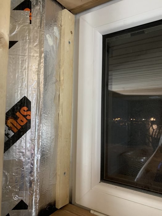 Installation av fönsterkarm i skev betongvägg med synlig isolering och ångspärr.
