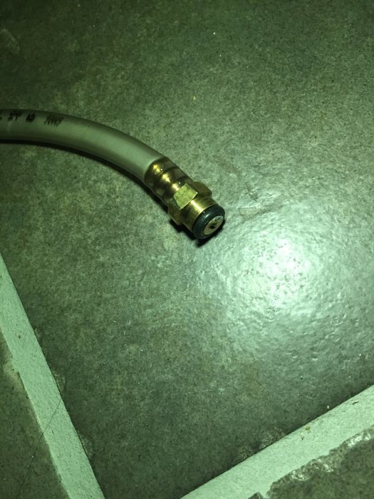 Luftningsventil från Uponor Elpush 12 för golvvärme som brutits av från en slang.