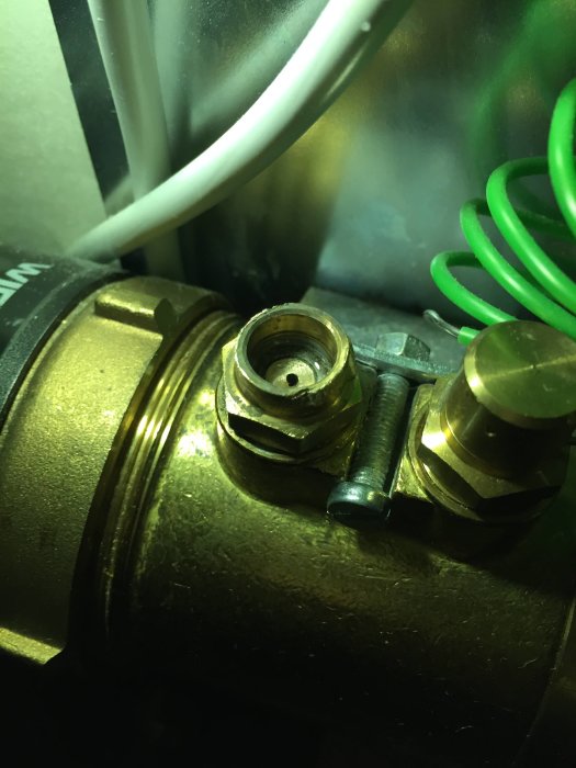 Avbruten luftningsventil på en Uponor Elpush 12 för golvvärme, med vattenläckage.