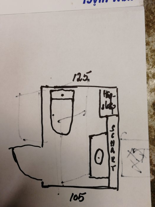 Handritad skiss av ett planerat rum med måttangivelser och inredningsdetaljer.