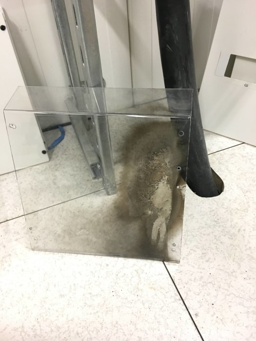 Sotad och delvis smält plastskärm vid elcentral som indikerar skada från trolig kortslutning.