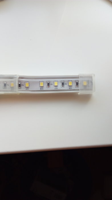 LED-strip i plasthölje med synliga dioder och resistansmarkerade "391" som indikerar 390 ohm.