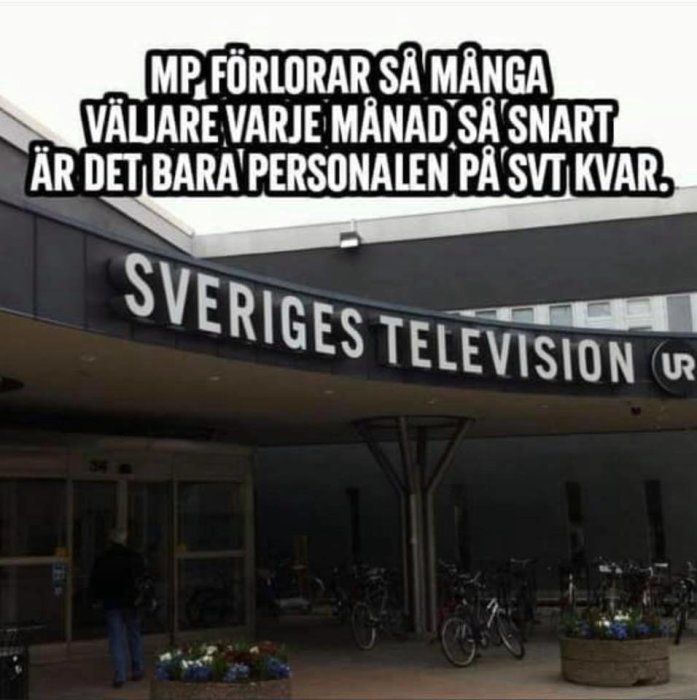 Bild på Sveriges Television entré med cyklar och text om MP och tappade väljare.