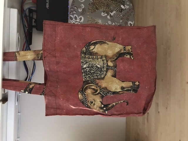 Röd tygkasse med mönstrad elefant, en av flera hemgjorda kassar.