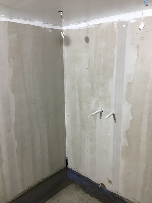 Renoverat badrum under förberedelse för tätskikt, gipsskivor och lutande golv till brunn visible