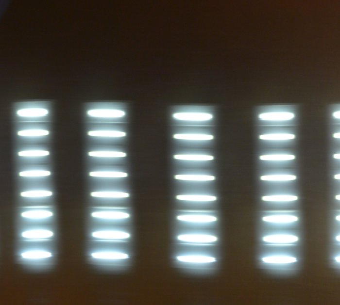 Lång exponeringsbild av LED-strippar som visar belysningens cykler över tid.
