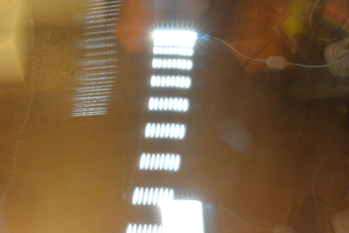 Lång exponering av lysdiodsremsans ljuscycler som visar både tända och släckta perioder.