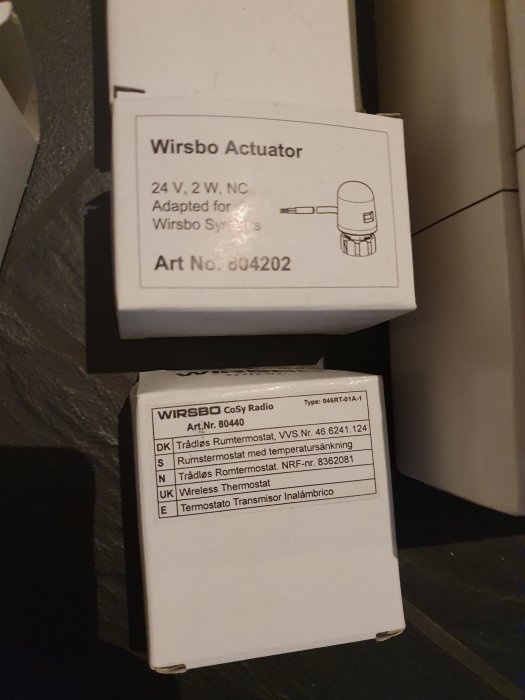 Oanvända Wirsbo termostater och styrdon i originalförpackning för golvvärmesystem.